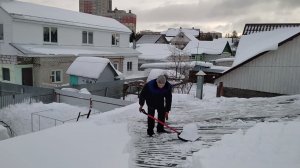 Чищу снег неделю, финал на крыше.