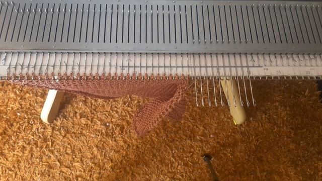 Кардиган,, Косой реглан" на вязальной машине . Первая часть.