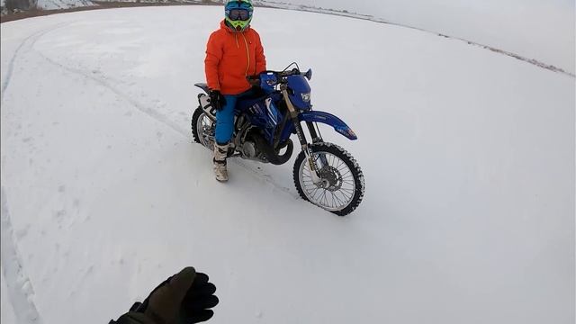 Тест зимних шин для мотокросса. Петрошина Л-275 против Mitas Spike(шипы) смотреть онлайн