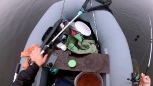 Ловля плотвы с лодки на реке Нева на фидер