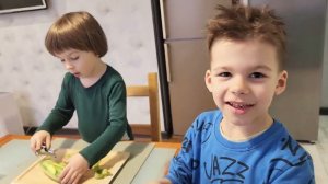 ВОТ ЭТО СЫНОВЬЯ: ВСЕГО 4 И 6 ЛЕТ, А УЖЕ САМИ ГОТОВЯТ, САМИ ПЕКУТ. семейный влог