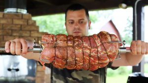 Сочный рулет из свиной шеи на вертеле. Праздничный и очень вкусный рецепт.