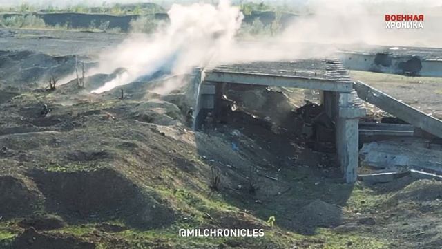 Такой ближний бой мы вам ещё не показывали. На видео, снятом с дрона, редчайшие кадры перестрелки.