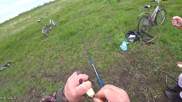 С дочкой на рыбалке! дикий клев карася! смотреть онлайн