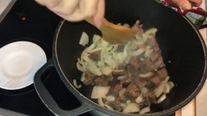 ГУЛЯШ ПО-ДОМАШНЕМУ из говядины. Тушеное нежное мясо в густой подливке.
