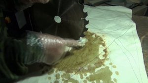 Чистим пильный диск от смолы