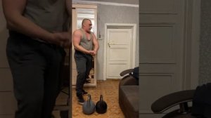 Толкнул одной рукой 2 гири 60 кг ?