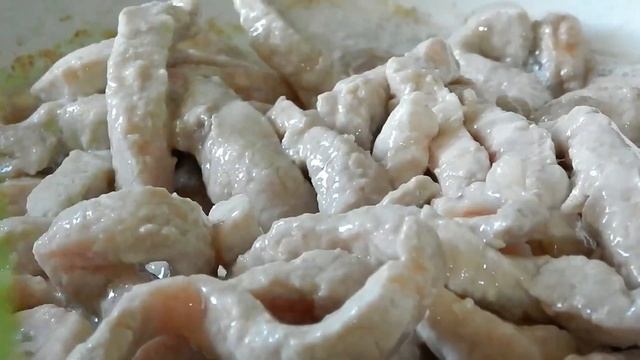 Свинина тушеная в сметанно луковом соусе.Свинина тушеная рецепт.