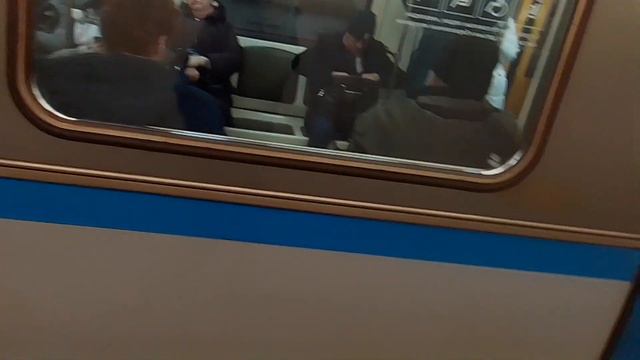 Электропоезд 81-740/741 Русич на станции метро Лубянка смотреть онлайн