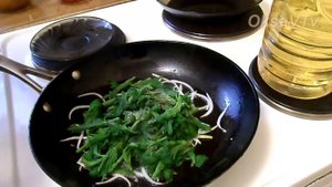 Жареная крапива с луком и яйцом. Готовим с Оксаной Валерьевной.