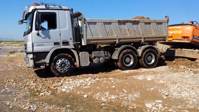 Actros 2650 V8 vs Daewoo 210..zaxo смотреть онлайн