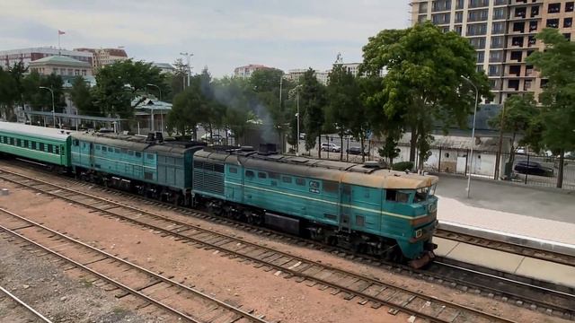 Diesel locomotive 2TE10V-4060 with commuter train / Тепловоз 2ТЭ10В-4060 с пригородным поездом. смотреть онлайн