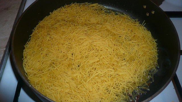 Жареная вермишель с тушёнкой