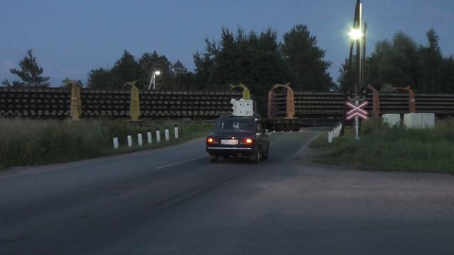 Движуха на жд переезде возле ОПМС-8 Берёзки. Сразу 2 поезда. Никто не нарушил ПДД смотреть онлайн