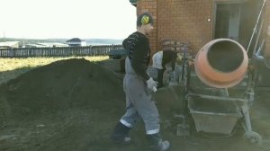 Как ЗАЛИТЬ БЕТОННУЮ СТЯЖКУ на ВОДЯНОЙ ТЕПЛЫЙ ПОЛ! Бетонная стяжка пропорции! Ширяево День 2!