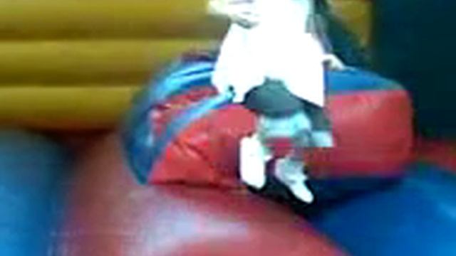 ШОК! Мальчик сломал ШЕЮ на ДЕТСКОМ БАТУТЕ! смотреть онлайн