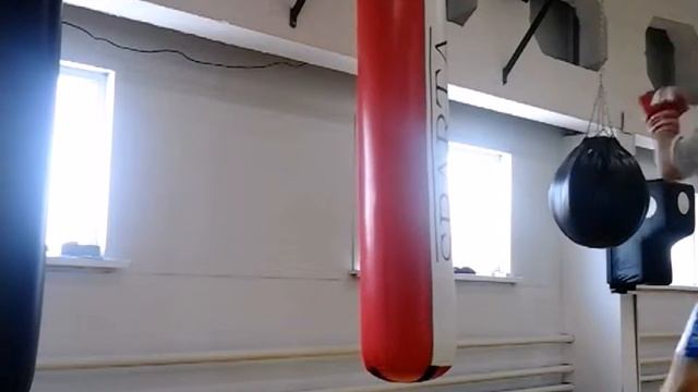 Отработка серий ударов на мешке. смотреть онлайн