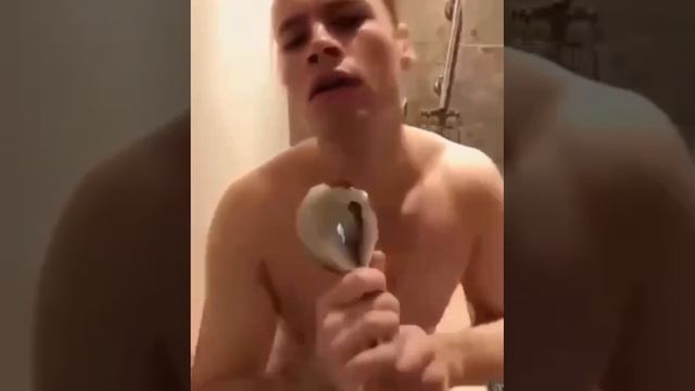 Танцует и поет: в Сети обсуждают видео с обнаженным певцом SHAMAN