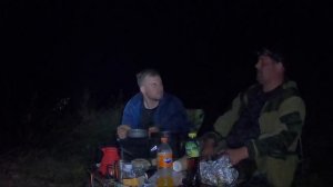 РЫБАЛКА НА ОКЕ С НОЧЕВКОЙ. УХА по ДЕРЕВЕНСКИ! Ловля на поплавок на майского жука. Походная кухня.