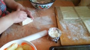 Конвертики из слоеного теста с курицей