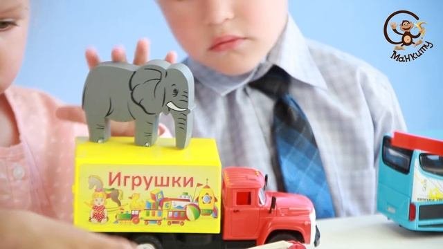 Играемся игрушками машинками. Железной дорогой и общественным транспортом.