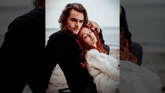 ДВЕ ЧАШКИ КОФЕ НА СТОЛЕ...