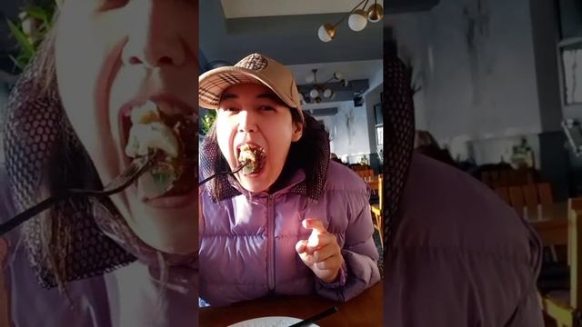 Стамбул, Бешиктас, уличная еда вафли сверху шоколад, и микс фрукты! смотреть онлайн