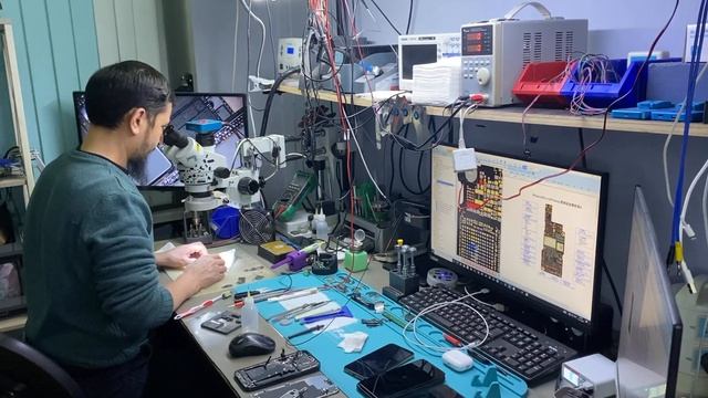 iPhone 15 pro max. Не включается. Не заряжается. 2 недели в использовании.  It does not turn on.