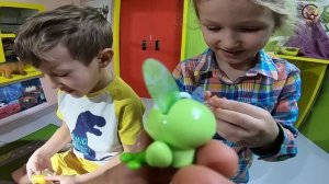 Манкиту Дети поделили игрушки. Даня и Диана играют в магазин игрушек.. МанкиТайм