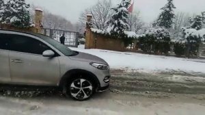 Hyundai Tucson 4x4 snow drift