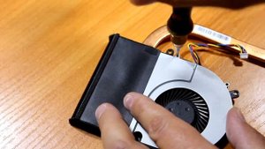 Lenovo G700 Как разобрать, почистить и заменить термопасту