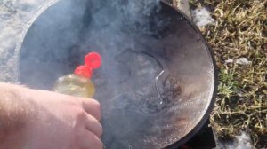 Картошка с мясом и печенью на костре в сковородке