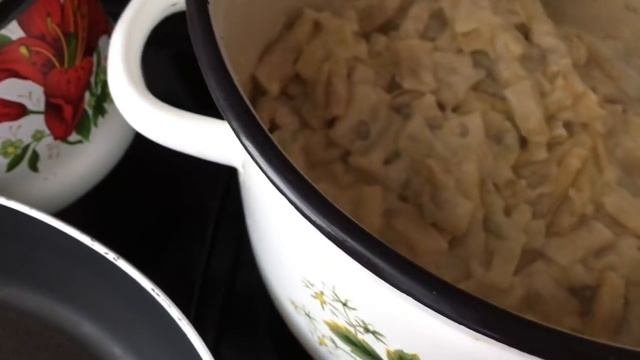 Два в одном:Стручковая фасоль в сметане и с чесноком.ЛОПАТКИ ПО-БУКОВИНСЬКИ.