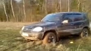 нива шевроле на поле.грязь.off roud резина не помогает.