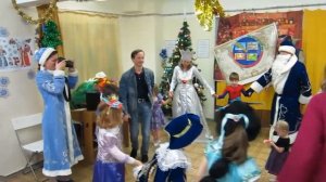 Новогодние хороводы, танцы, игры.