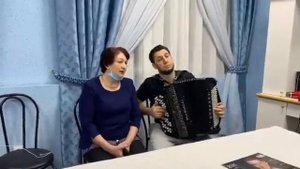 Фирдус Тямаев с мамой красиво поют и играют на баяне