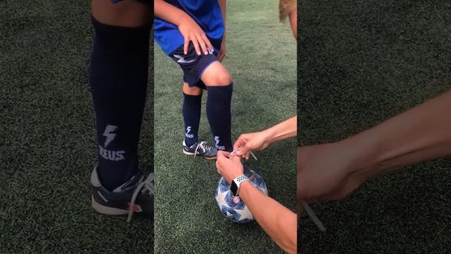 Урок по завязыванию шнурков для футболистов