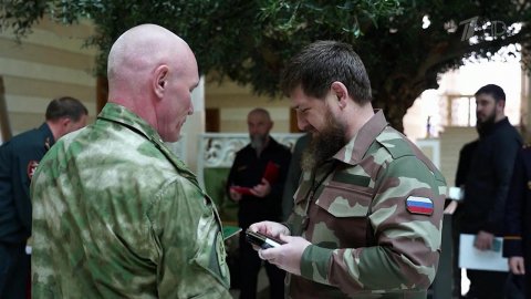 Главе Чеченской республики Рамзану Кадырову вручены погоны генерал-лейтенанта
