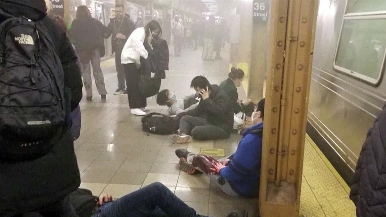 В метро Нью-Йорка произошла стрельба, ранены 16 человек