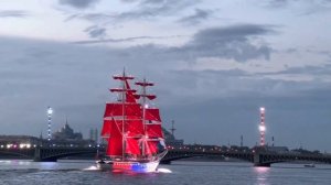 Алые Паруса 2023. Тихий проплыв брига Россия с алыми парусами и триколором на фоне Петропавловки