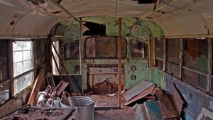 Мужик нашел в лесу заброшенный автобус,когда шел за дровами
