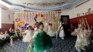 Старшая группа , танец с цветами