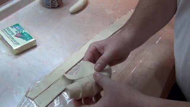 КРУАССАНЫ ИЗ СЛОЕНОГО ТЕСТА / КРУАССАНЫ С БАНАНОМ смотреть онлайн