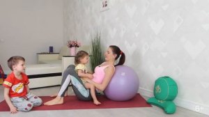 Фит йога для мамы с детьми. Упражнения с фитболом. Интересные занятия на карантине дома. 6 +