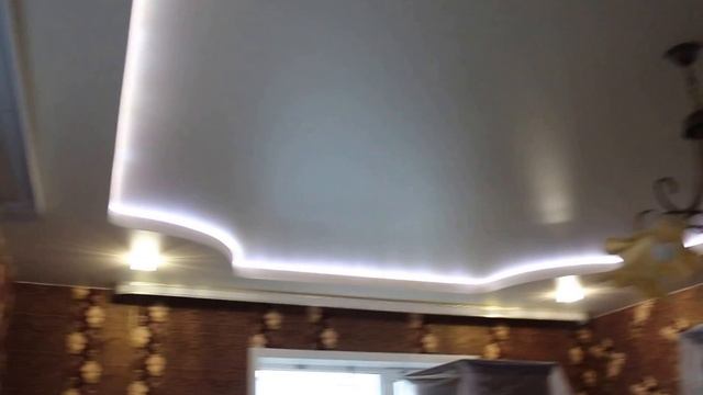 Двухуровневый натяжной потолок с подсветкой и люстрой. г.Калач смотреть онлайн