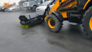 Дорожная щетка Импульс SP2400G. Экскаватор-погрузчик JCB 3CX. Backhoe loader JCB 3CX