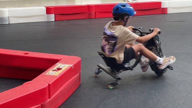 Катаемся с братом на дрифт-карт. Электрокар смотреть онлайн