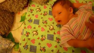 Малышка икает