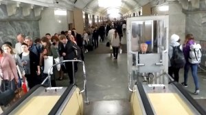 Метро Белорусская, наземный вестибюль, спуск в метро