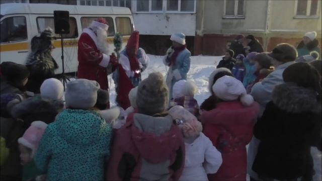 Впервые за много лет для жителей 101 квартала организовали новогоднюю ёлку. смотреть онлайн